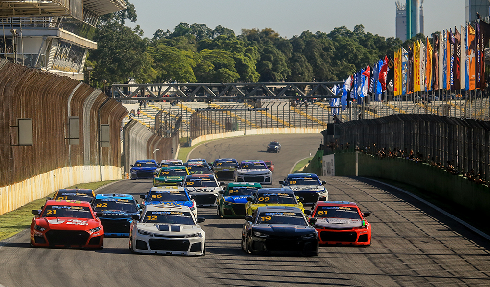 Carros e Corridas GT Sprint Race retorna ao Autódromo Internacional de  Curitiba - Carros e Corridas